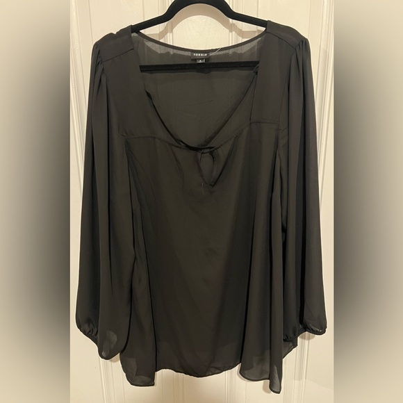 New! Torrid Black Sheer Long Sleeve Flowy Blouse in Size 4 or 26/28  Classy Goth - Picture 4 of 14